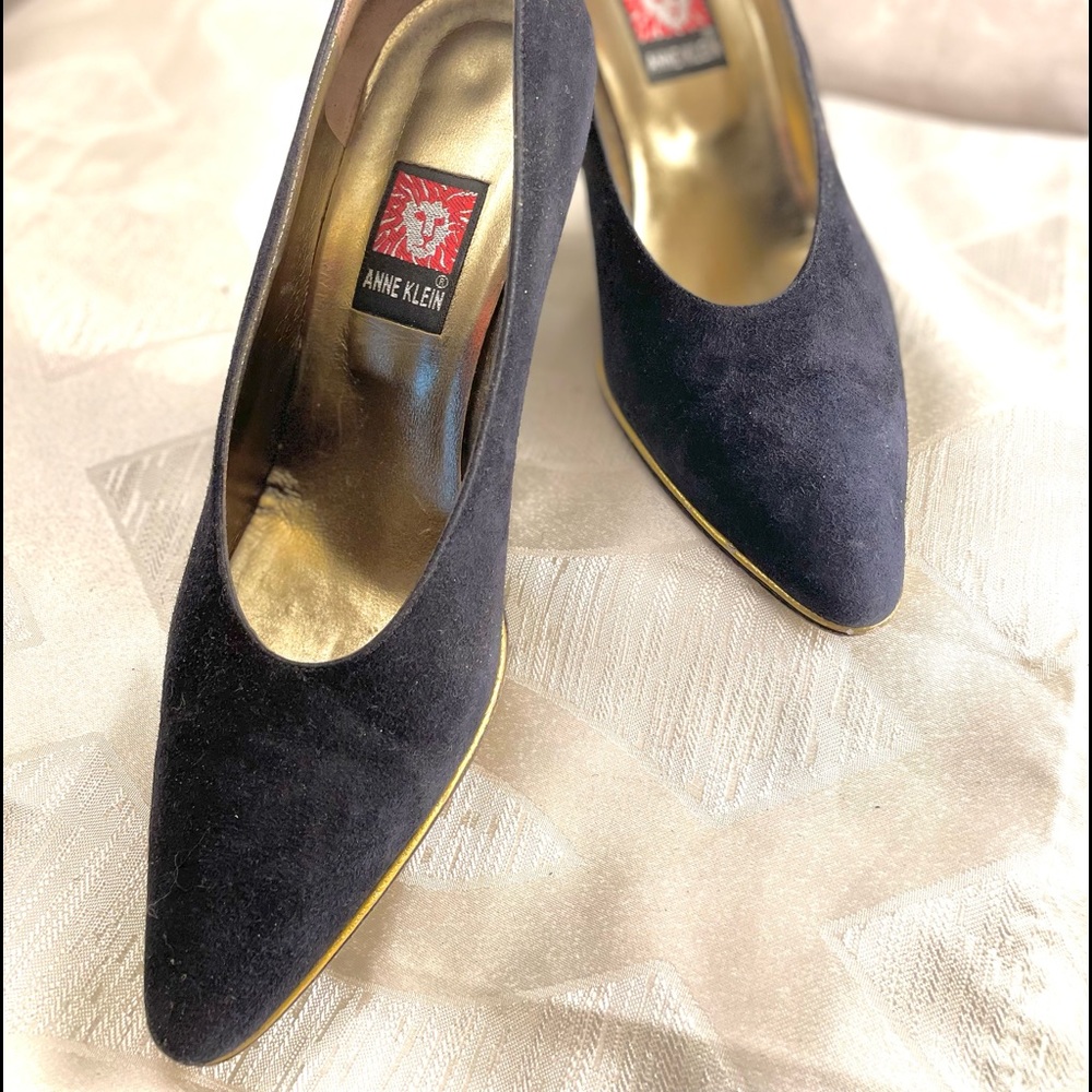 👠 Anne Klein Black Suede 3 inch pumps, Size 7M